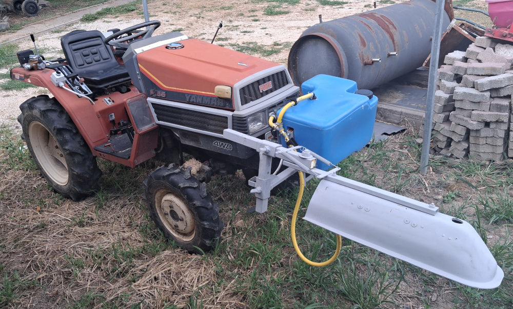Yanmar kistraktor gyomirtós permetezővel